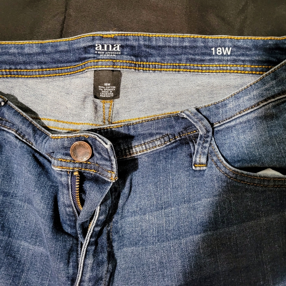 Shorts - Picture 2 of 3
